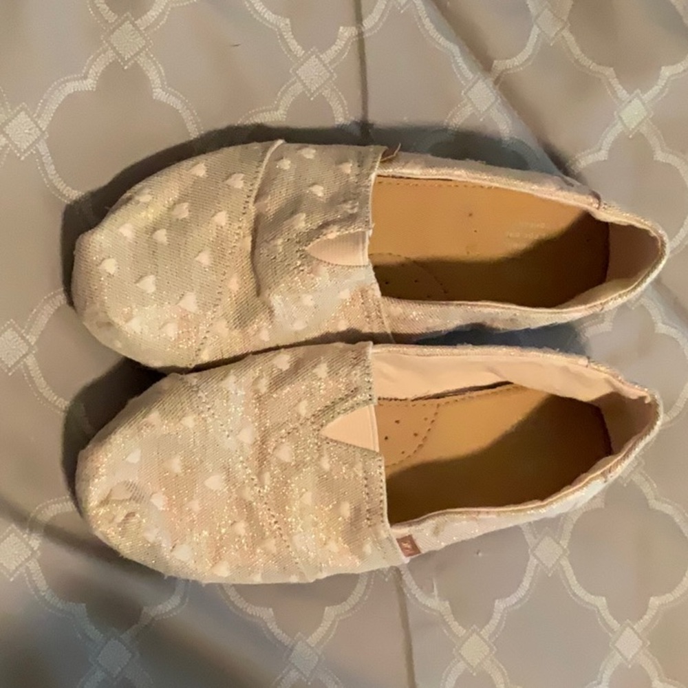 Super cute Toms slip on shoes!